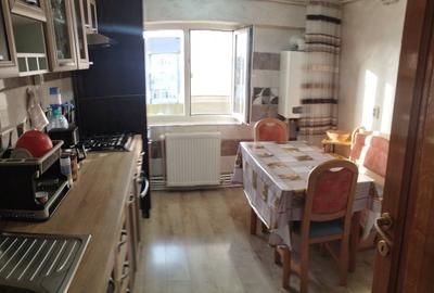 Apartament cu 3 camere decomandat în Brăilei - 2