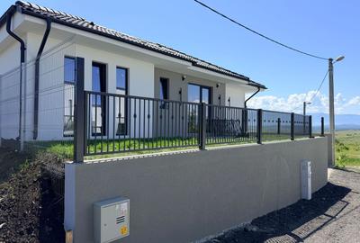 Casă cu 4 camere cu Teren 300 Mp în Broscărie