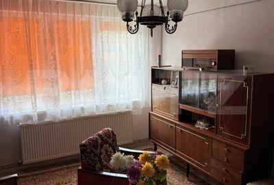 Apartament cu 2 camere semidecomandat, mobilat în Zărnești