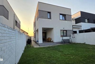 Casă cu 4 camere în Dumbrăvița