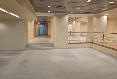Spațiu comercial, de 445 mp, în Central - 3