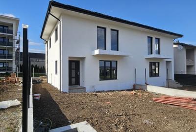 Casă cu 4 camere cu Teren 200 Mp în Ipotești