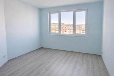 Apartament cu 3 camere semidecomandat în Florești - 2