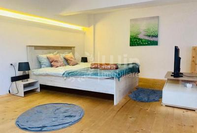 Apartament cu 18 camere semidecomandat, mobilat în Central