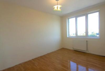 Apartament cu 3 camere decomandat în Exterior Vest