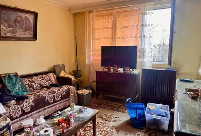 Apartament cu 3 camere semidecomandat în Rahova