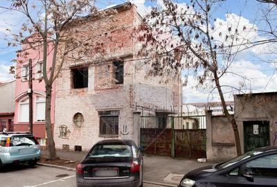 Casă cu 4 camere cu Teren 500 Mp în Central