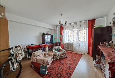Apartament cu 3 camere decomandat în Răcădău