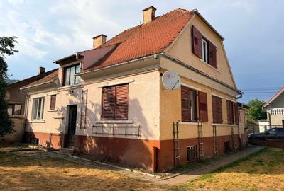 Casă individuală cu 5 camere cu Canalizare în Central