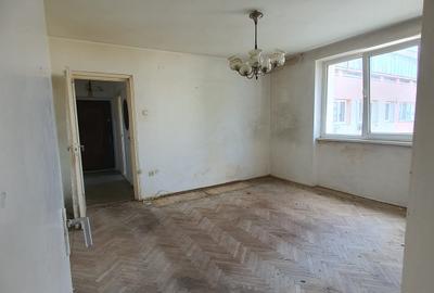 Apartament cu 3 camere semidecomandat în Mihai Bravu
