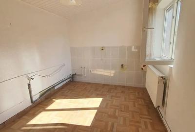 Casă cu 6 camere cu Teren 198 Mp în Apărătorii Patriei - 2