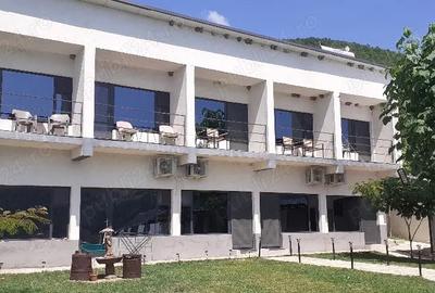 Casă cu 10 camere cu Teren 1100 Mp în Dubova