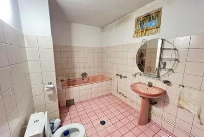 Casă cu 8 camere cu Teren 1100 Mp în Central