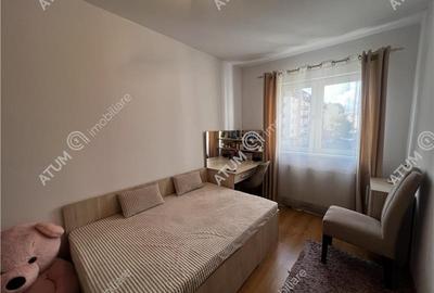 Apartament cu 3 camere semidecomandat, mobilat în Mihai Viteazul