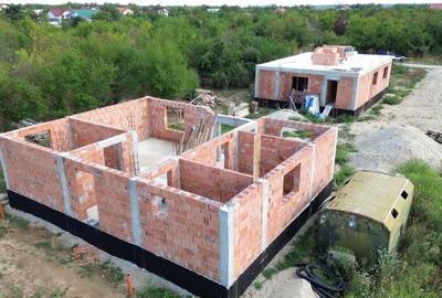 Casă cu 4 camere cu Teren 500 Mp în Roșu