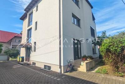 Apartament cu 4 camere semidecomandat, mobilat în Între Lacuri