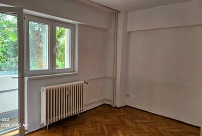 Apartament cu 3 camere semidecomandat în Moșilor