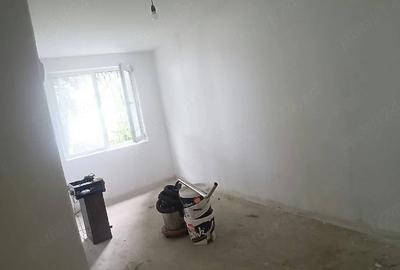 Apartament cu 3 camere nedecomandat în Aleea Carpați