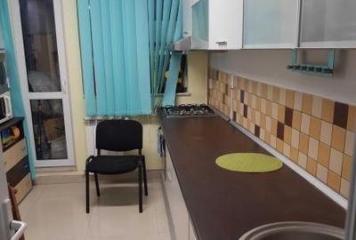 Apartament cu 3 camere semidecomandat, mobilat în Central