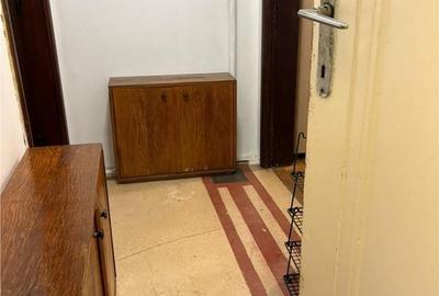 Apartament cu 3 camere decomandat în Victoriei