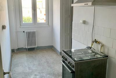 Apartament cu 3 camere semidecomandat în Central