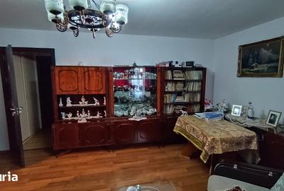 Apartament cu 3 camere semidecomandat în Ostroveni