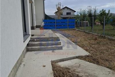 Casă individuală cu 3 camere cu Canalizare în Domnești