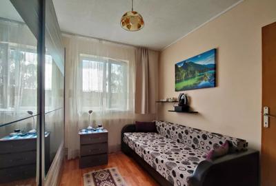 Apartament cu 3 camere semidecomandat, mobilat în Florilor