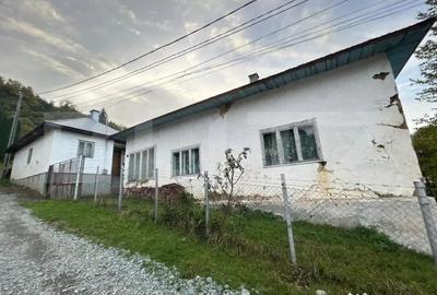 Casă cu 4 camere cu Teren 2000 Mp în Central