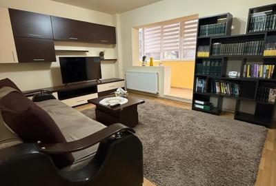 Apartament cu 3 camere decomandat, mobilat în Cornitoiu