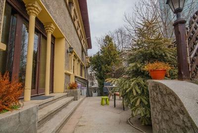 Casă cu 9 camere cu Canalizare în Capitale