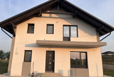 Casă cu 4 camere în Aghireș