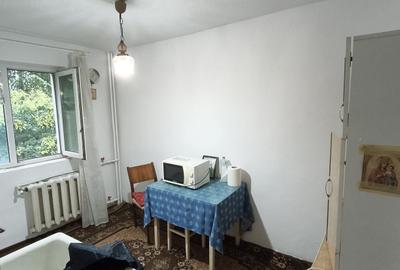 Apartament cu 4 camere decomandat în Micro 14