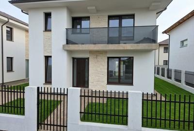 Casă individuală cu 5 camere cu Canalizare în Cetate
