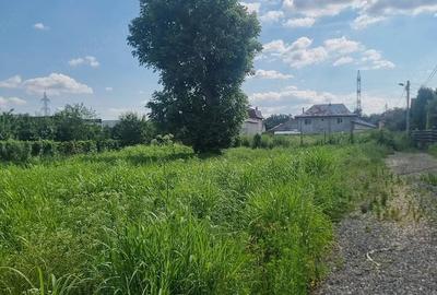 Teren de 400 mp, în Zăvoi