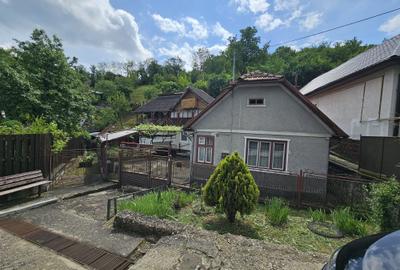 Casă cu 6 camere cu Teren 1800 Mp în Călugareni