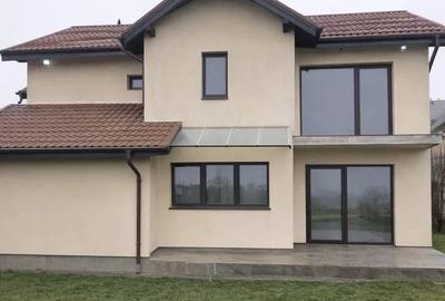 Casă cu 5 camere cu Teren 553 Mp în Stupini - 2