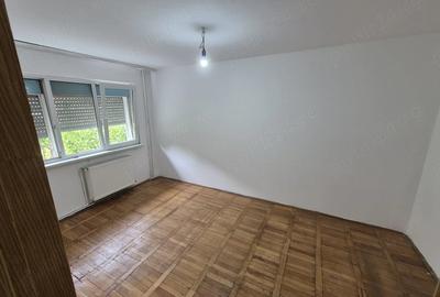 Apartament cu 3 camere semidecomandat în Govândari