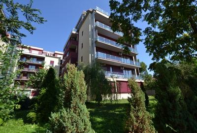 Apartament cu 3 camere semidecomandat, mobilat în Central