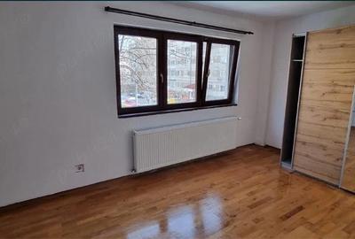 Apartament cu 3 camere semidecomandat în Dacia