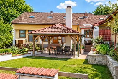 Casă individuală cu 9 camere cu Canalizare în Central