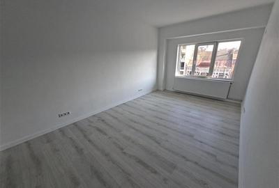 Apartament cu 4 camere semidecomandat în Central