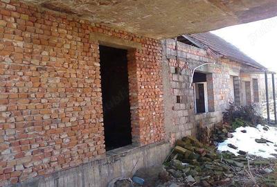 Casă cu 5 camere cu Teren 1700 Mp în Ciacova - 1