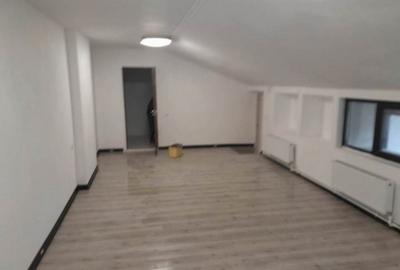 Casă cu 5 camere cu Teren 400 Mp în Vitan - 2