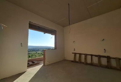 Casă cu 4 camere decomandat în Tomești