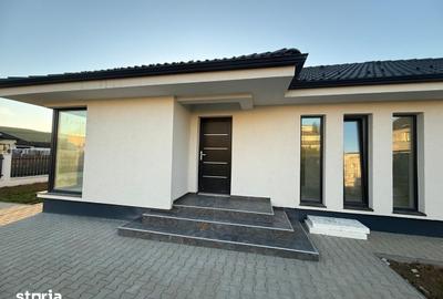 Casă cu 4 camere cu Teren 400 Mp în Central - 1