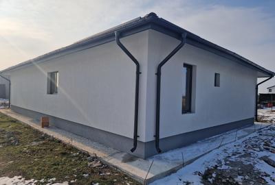 Casă cu 4 camere în Dragomirești-Deal
