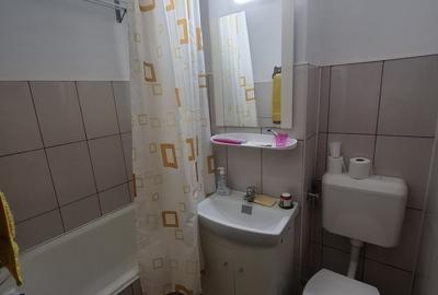 Apartament cu 3 camere semidecomandat în Cornișa