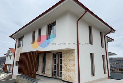 Duplex cu 4 camere cu Canalizare în Chinteni - 1