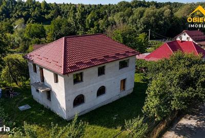 Casă cu 4 camere cu Teren 1078 Mp în Borlești